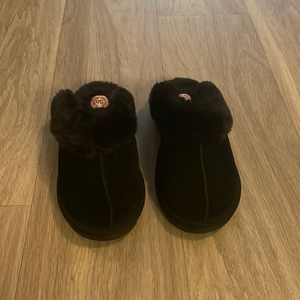 SO black slippers rigid sole faux fur and exposed seam detail size 6 worn once
